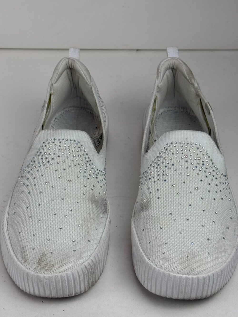 Skechers Women 8.5 White Rhinestone Stretch SlipOn Shoes Sneakers Insole Missing